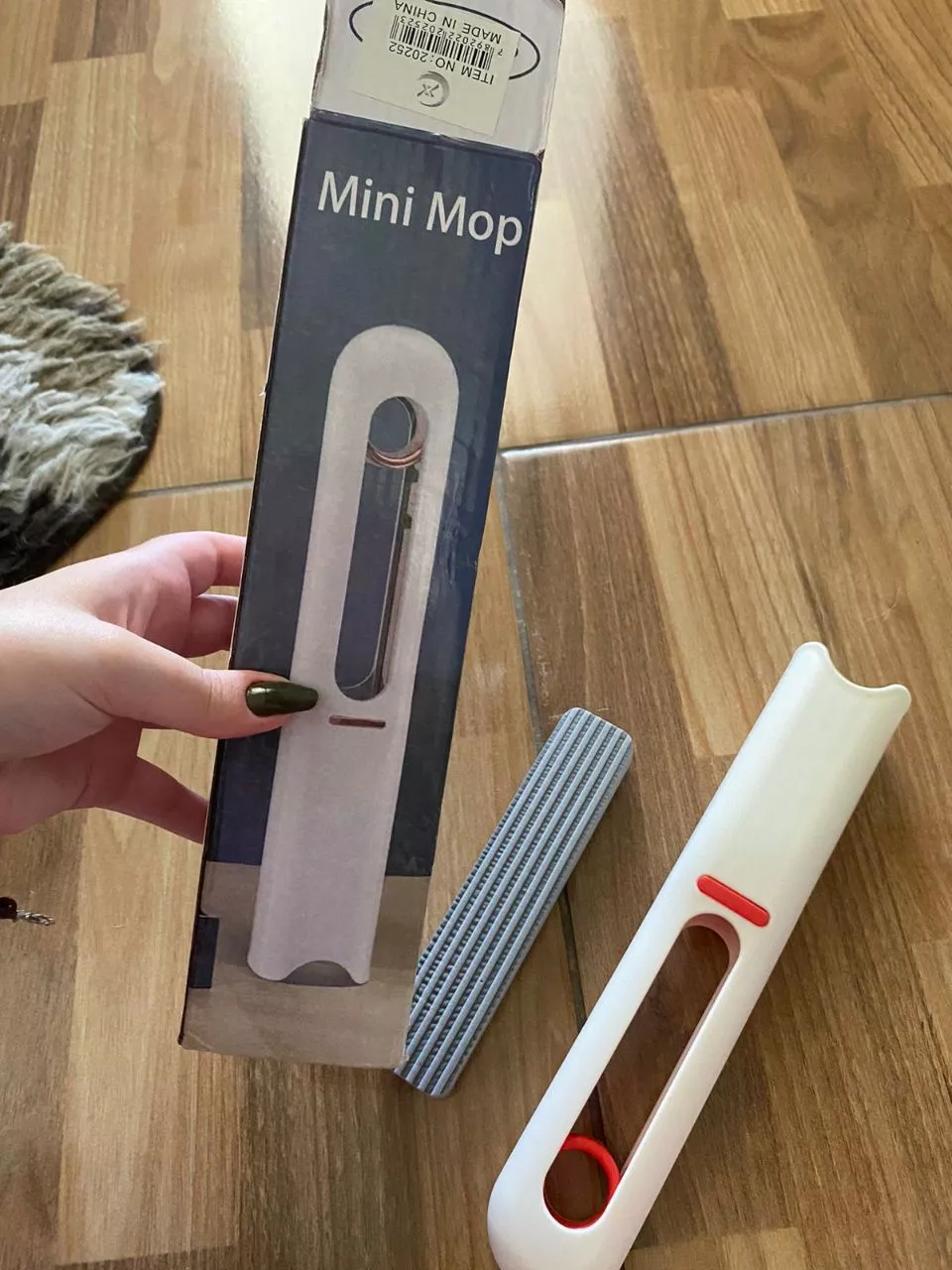 Caixa do Mini Mop com o rodo e a esponja