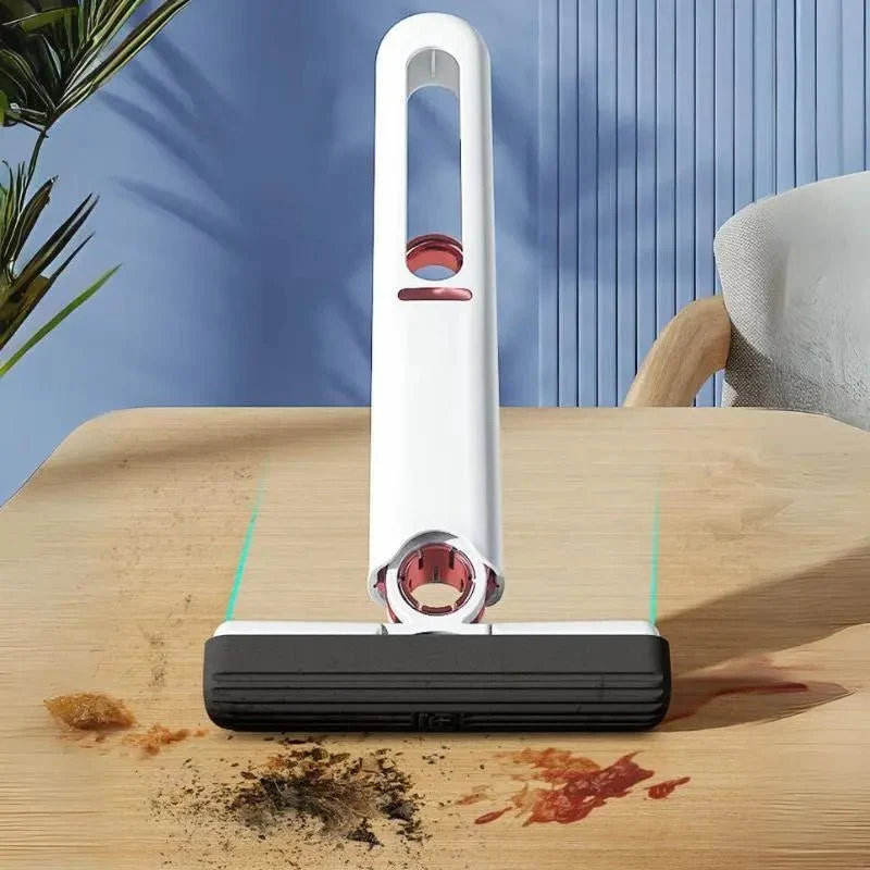 Kit Pia Seca recolhendo sujeira de uma mesa de madeira